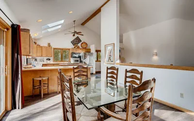 Photo 4 - Spacious 4Bdrm Home/Sleeps 10, Stunning Views, Fireplaces