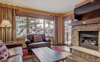 Photo 3 - Luxe 2Br 2Ba - Rocky Mountain Views + Walk to Mainstreet