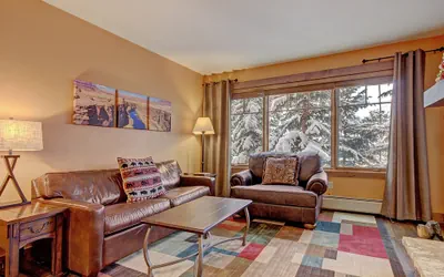 Photo 2 - Luxe 2Br 2Ba - Rocky Mountain Views + Walk to Mainstreet