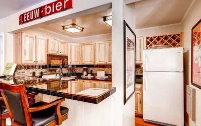 Photo 2 - Spacious, Upgraded 2 Bdr w/ Fireplace & Hot Tub Access