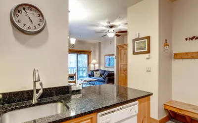 Photo 2 - Studio Condo next to slopes! Sleeps 4. Kids ski free!