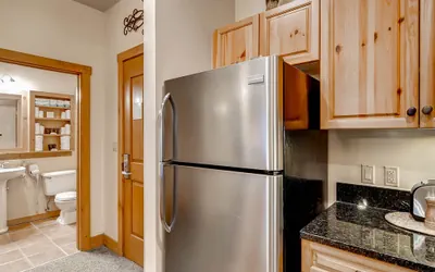 Photo 3 - Studio Condo next to slopes! Sleeps 4. Kids ski free!