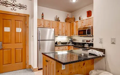 Photo 5 - Studio Condo next to slopes! Sleeps 4. Kids ski free!