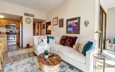 Photo 3 - Wonderful Spacious Ski Condo - SH504