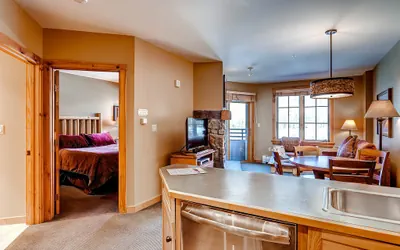Photo 3 - Affordable 2Br West Keystone Take bus to lift