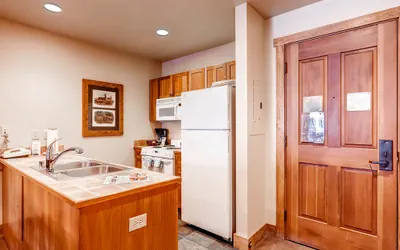 Photo 5 - Large 2Br Condo @ Red Hawk 2272~Walk to slopes