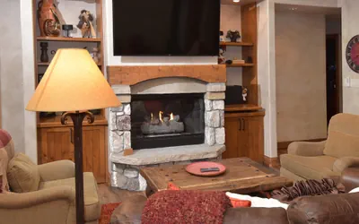 Photo 3 - Spacious 4 Bedroom + Loft 4.5Ba Condo- Ski in/out