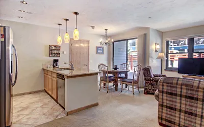 Photo 5 - Warm , Inviting 1Br Winter Escape-Perfectly located Downtown