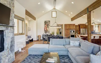 Photo 4 - Luxurious 4Br Mountain Home~No Cleaning Fees~Kids ski free!