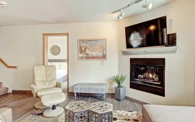Photo 4 - Luminous 2Br 2Ba - Steps to Snowy Fun & Main St