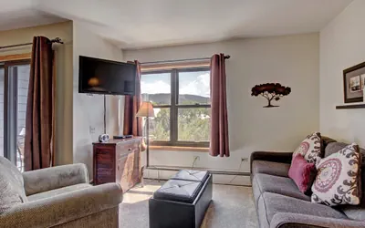 Bright Scenic Studio Walk to Ski and Apres-Ski - Sleeps 4