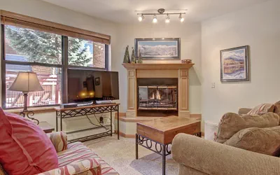 Photo 2 - Cozy  & Convenient 1Br - Just steps to Vibrant Apres-Ski 4ppl