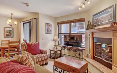 Photo 3 - Cozy  & Convenient 1Br - Just steps to Vibrant Apres-Ski 4ppl