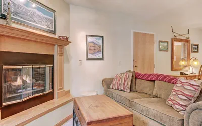 Photo 4 - Cozy  & Convenient 1Br - Just steps to Vibrant Apres-Ski 4ppl