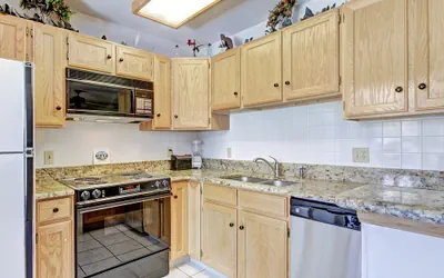 Photo 5 - Relaxed Studio Seconds to Historic Main Street - Sleeps 4