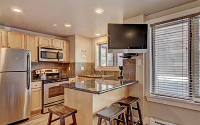 Photo 5 - Winter Ski-in/out Studio Sleeps 4, Steps to Historic Main St