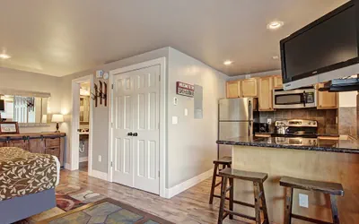 Photo 3 - Winter Ski-in/out Studio Sleeps 4, Steps to Historic Main St