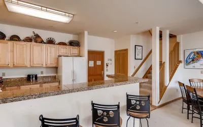 Photo 2 - One of a kind 4Br Condo-Gateway 5039