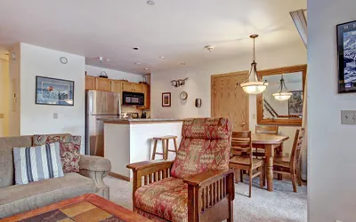Photo 4 - Quaint Winter Hideaway Sleeps 4- Across from Vibrant Main St