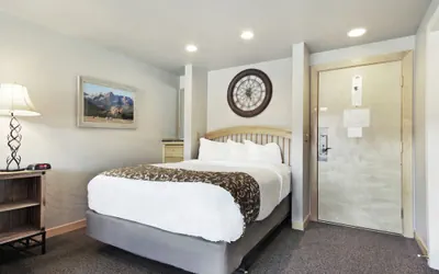 Photo 4 - Downtown Studio w/ Sunny Alpine Views- Sleeps 4!