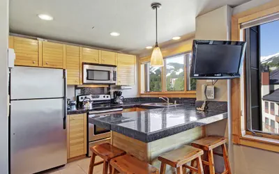 Photo 5 - Downtown Studio w/ Sunny Alpine Views- Sleeps 4!