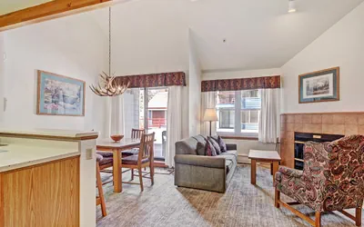 Steps to Mountain & Main St- Studio Loft