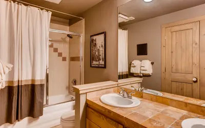 Photo 4 - Elegantly Styled Plaza Condo - No Cleaning Fee!