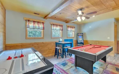 Photo 5 - Splash Mountain Lodge Chalet with Multi Arcade Game and Pool Table