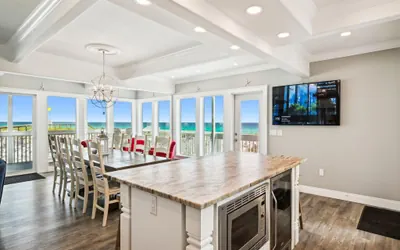 Photo 5 - Stunning Gulf Front 3 BR - steps away from the beach - completely renovated