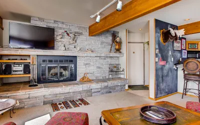 Photo 4 - Ski-in/Ski-out 2 Br Condo- Sleeps 6 People