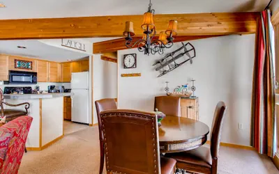 Photo 5 - Ski-in/Ski-out 2 Br Condo- Sleeps 6 People