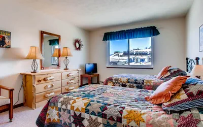 Photo 3 - 3 BR Unit With Fireplace & Mountain Views