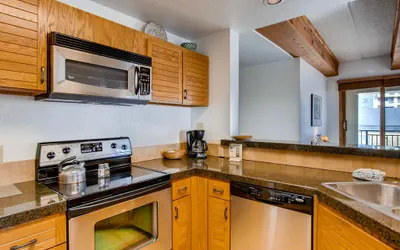 Photo 5 - Spacious 2BR Unit with Updated Kitchen