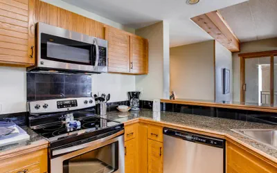Photo 4 - 2BR at The Plaza- Open Floor Plan, Walk to Slopes