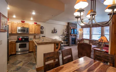 Photo 2 - 3 BR Condo - Sleeps 8 - Jetted Tub!
