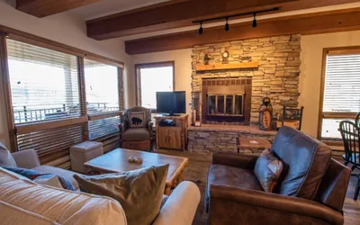 Photo 2 - Mountain-Contemporary 2 BR Plaza Condo