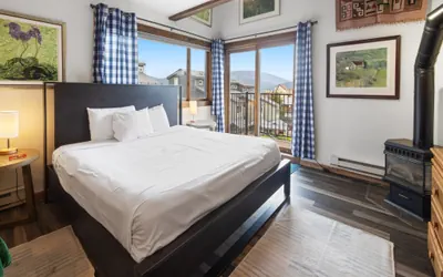 Photo 5 - Ski-in/Ski-out Studio-Private Balcony & Fireplace
