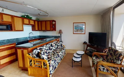 36th Floor Deluxe Ocean View Condo with Free Parking & Wifi