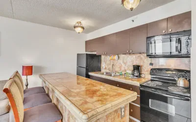 Photo 4 - 19th Floor Condo with Lanai & Sea Views - FREE Parking!