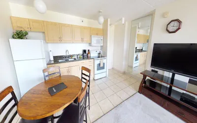 Updated 22nd Floor Waikiki Condo - Free parking & WiFi - Ideal for large family!