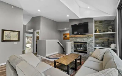 Photo 5 - Newly Renovated, Slope-Side Walk-In Walk-Out, Top Floor, Views of Ten Mile Range - ER4