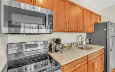 Deluxe Condo with Recreation Deck View, Free parking & WiFi