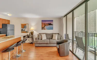 Photo 5 - Deluxe Condo with Recreation Deck View, Free parking & WiFi