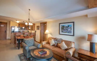 Photo 5 - Top Floor 2 Bedroom Condo in Mountaineer Square