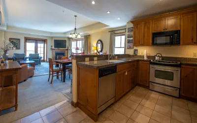 Photo 2 - 2BR Condo with Balcony over Mountaineer Square