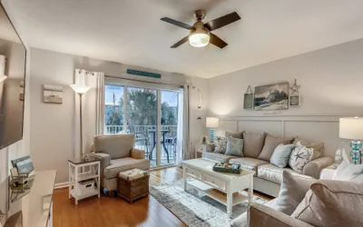 Seacrest 206 is a gorgeous Gulf Front2 BR with Free Beach Service for 2