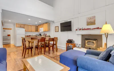 Photo 4 - Stylish, Remodeled Condo - Creekside #14