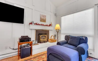 Photo 2 - Stylish, Remodeled Condo - Creekside #14