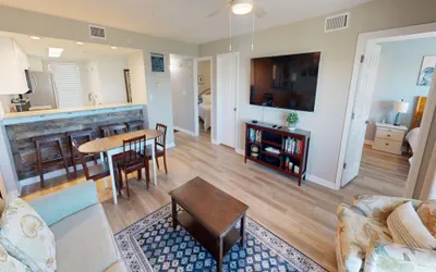 Photo 4 - Recently renovated 2 bedroom Short walk to the beach