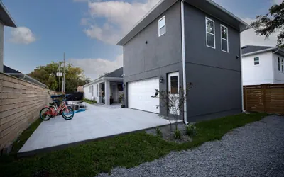 Photo 4 - Pet Friendly Modern Zen Studio Retreat with Hot Tub